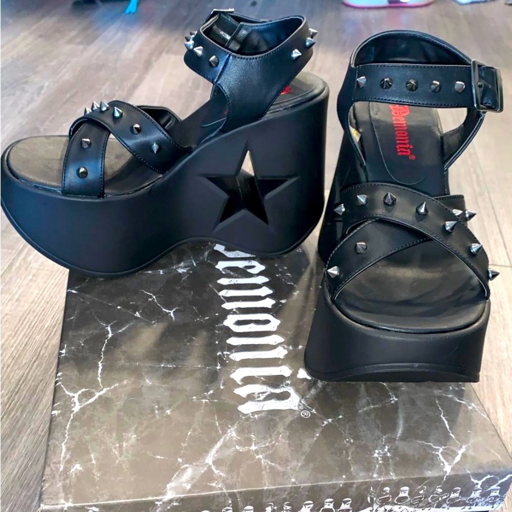 BRAND NEW demonia dynamite -02 sandals